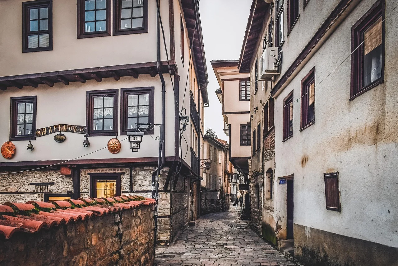 The Slow Street Rhythm Between Lake and Old Town