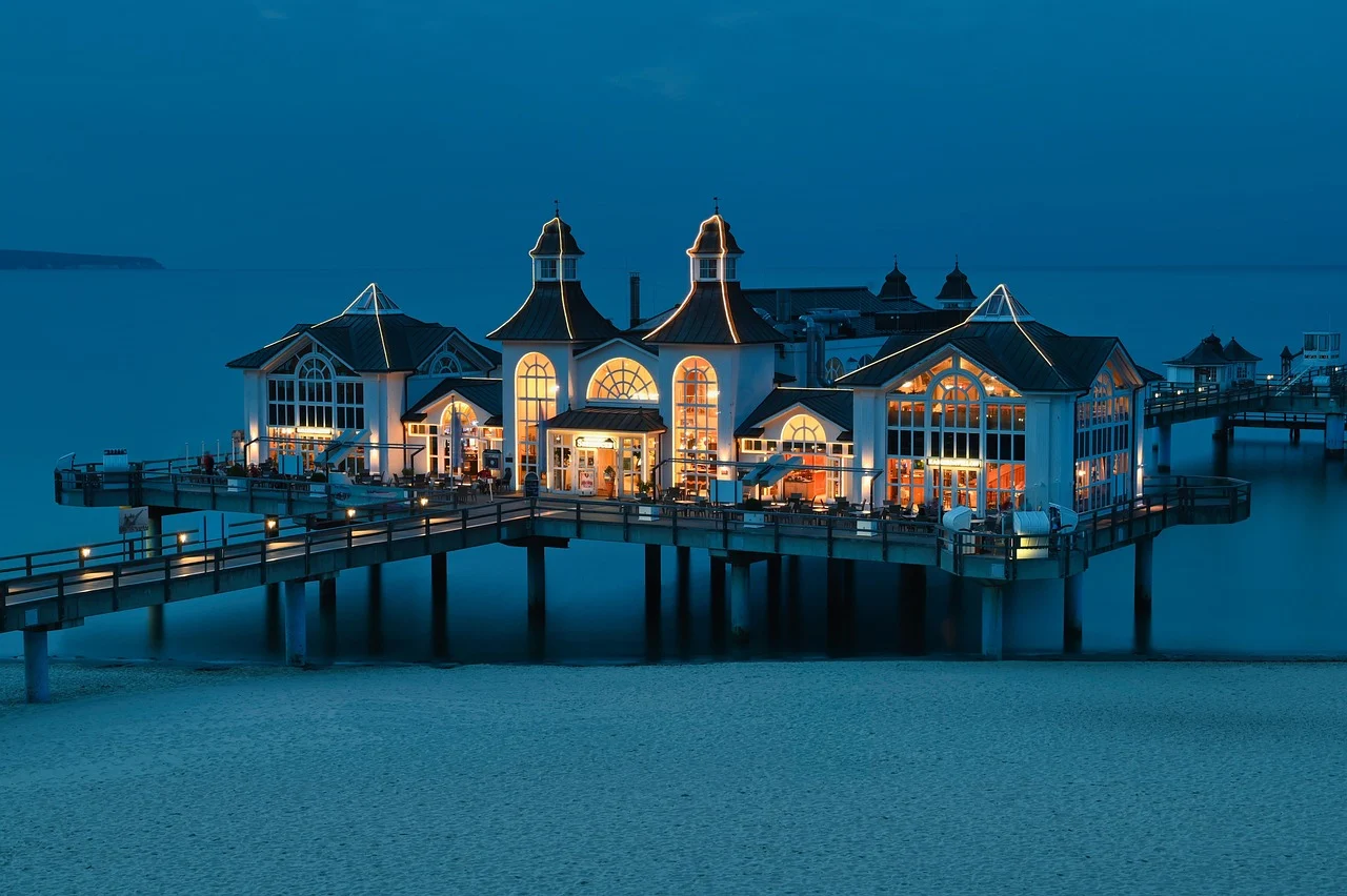 A Resort Rhythm Between Promenade and Sea